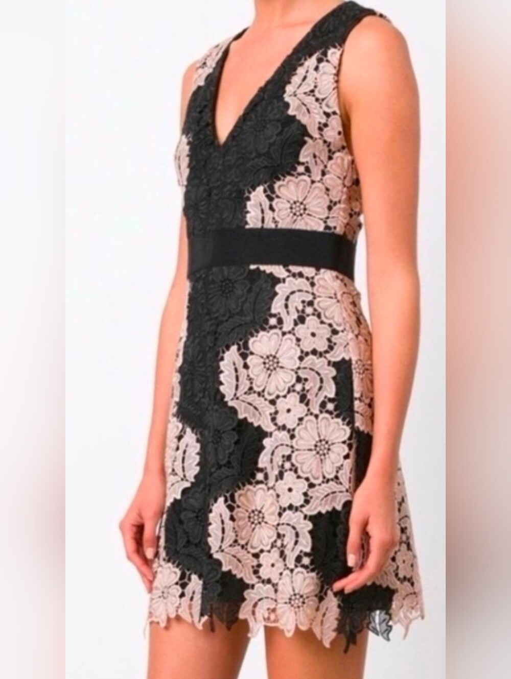 Alice + Olivia Black and White Floral Lace V-Neck Mini Dress Womens Size 6. - Picture 2 of 16
